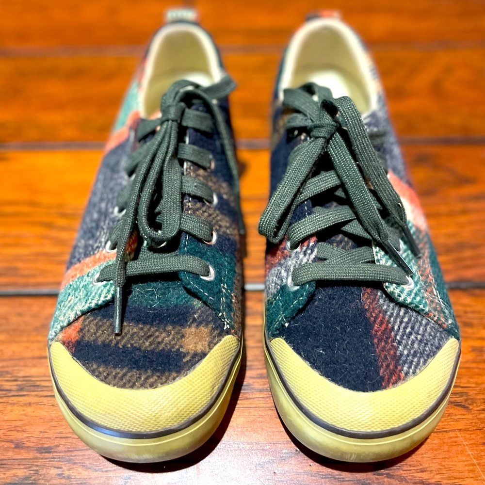 Keen Elsa Wool Plaid Flannel Sneaker Size 7.5-lightly worn!